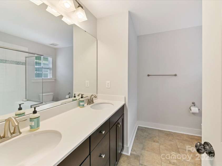 2522 Double Oaks Road, Charlotte, NC 28206.  MLS# CAR4286434, YatesRealty ID 29830. 