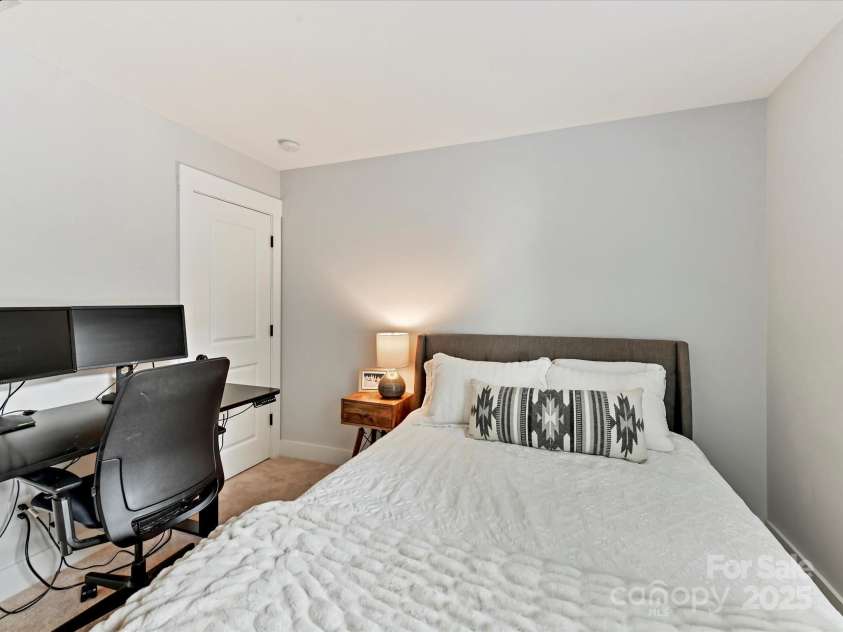 2522 Double Oaks Road, Charlotte, NC 28206.  MLS# CAR4286434, YatesRealty ID 29830. 
