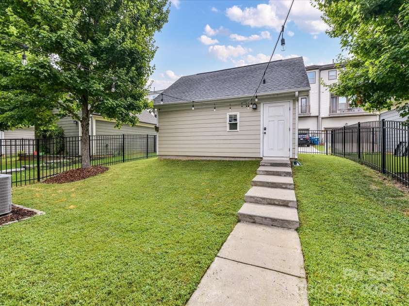 2522 Double Oaks Road, Charlotte, NC 28206.  MLS# CAR4286434, YatesRealty ID 29830. 