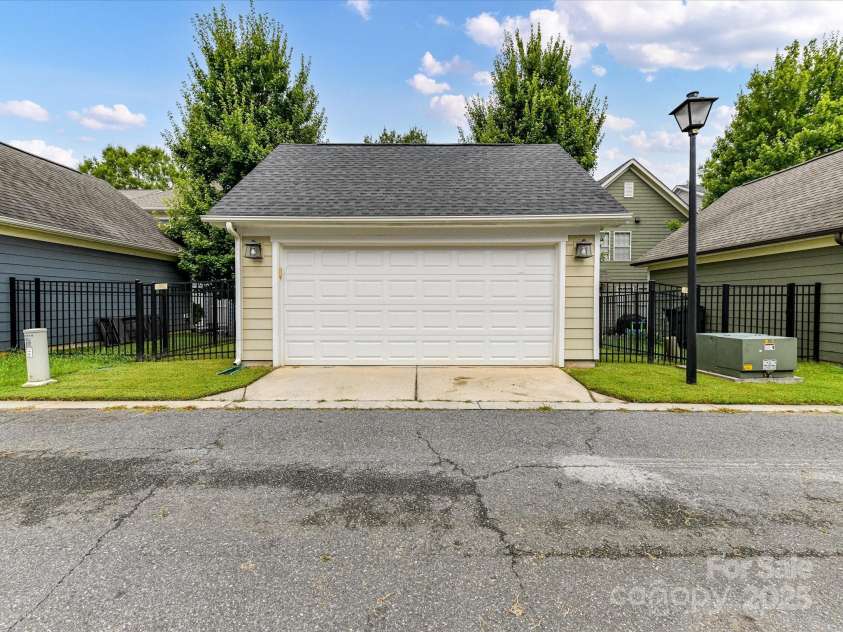 2522 Double Oaks Road, Charlotte, NC 28206.  MLS# CAR4286434, YatesRealty ID 29830. 