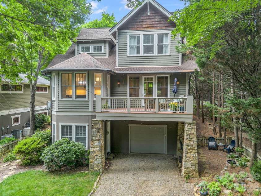 47 Cheshire Drive, Black Mountain, NC 28711.  MLS# CAR4385711, YatesRealty ID 29831. 