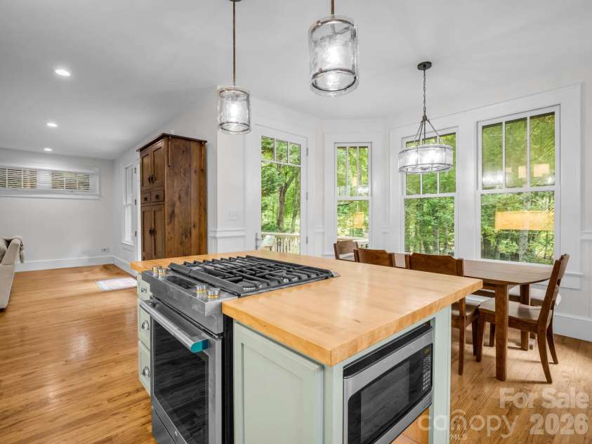 47 Cheshire Drive, Black Mountain, NC 28711.  MLS# CAR4385711, YatesRealty ID 29831. 