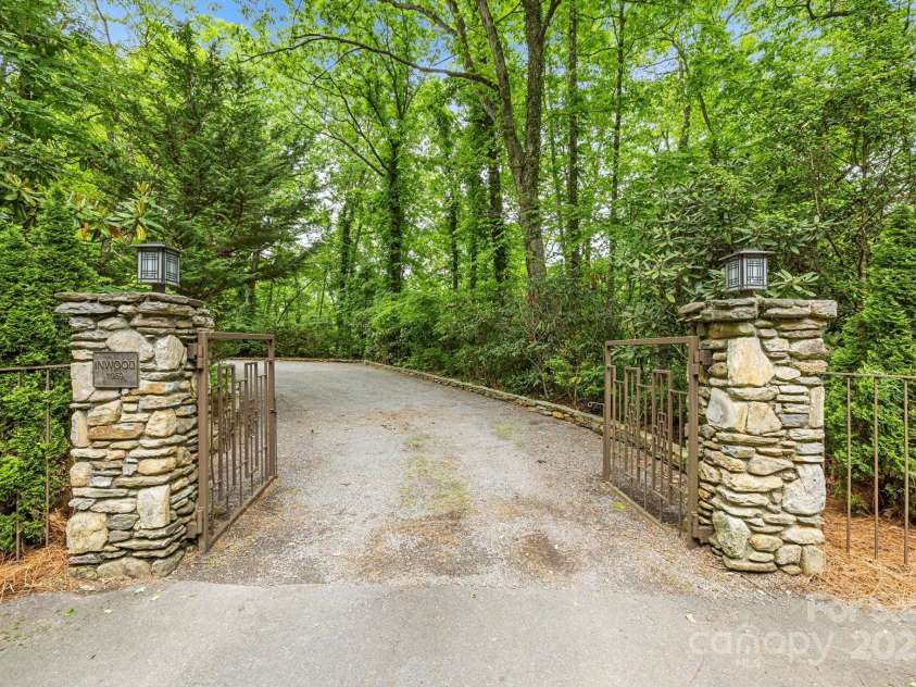 21 Rhododendron Road, Black Mountain, NC 28711.  MLS# CAR4266753, YatesRealty ID 29832. 