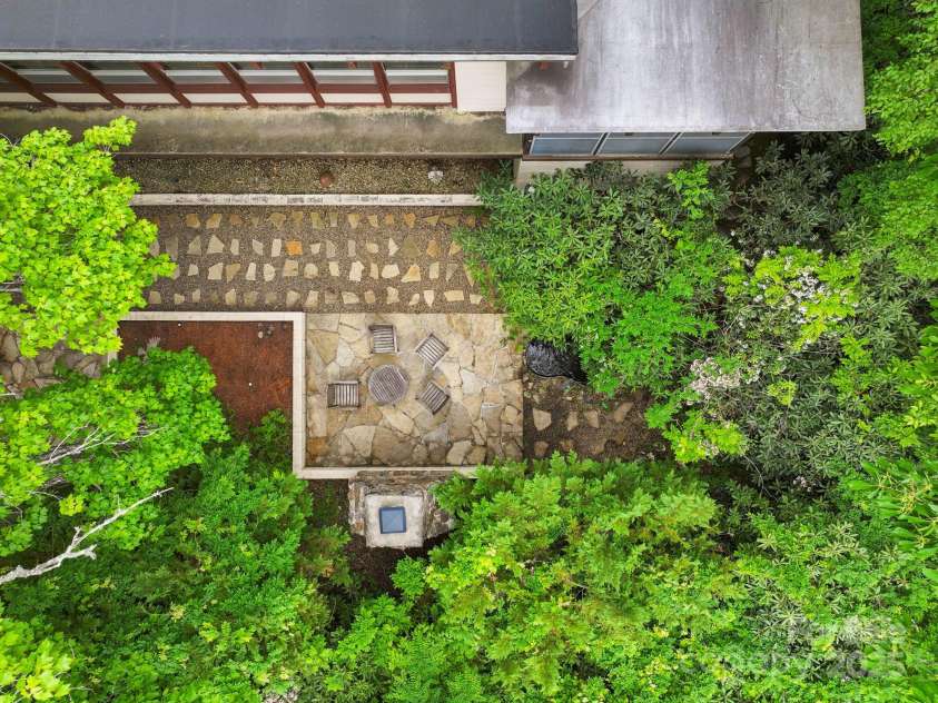 21 Rhododendron Road, Black Mountain, NC 28711.  MLS# CAR4266753, YatesRealty ID 29832. 