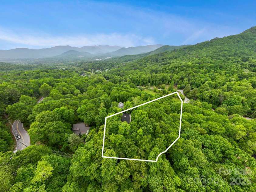 21 Rhododendron Road, Black Mountain, NC 28711.  MLS# CAR4266753, YatesRealty ID 29832. 