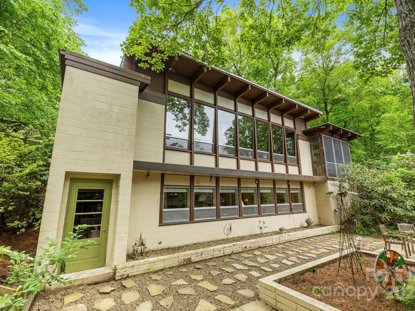 21 Rhododendron Road, Black Mountain, NC 28711.  MLS# CAR4266753, YatesRealty ID 29832. 