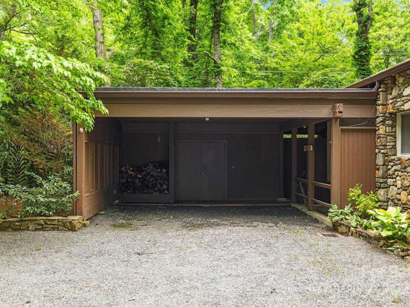 21 Rhododendron Road, Black Mountain, NC 28711.  MLS# CAR4266753, YatesRealty ID 29832. 