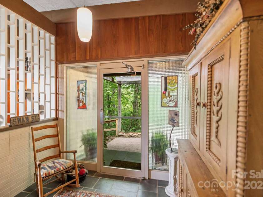 21 Rhododendron Road, Black Mountain, NC 28711.  MLS# CAR4266753, YatesRealty ID 29832. Foyer