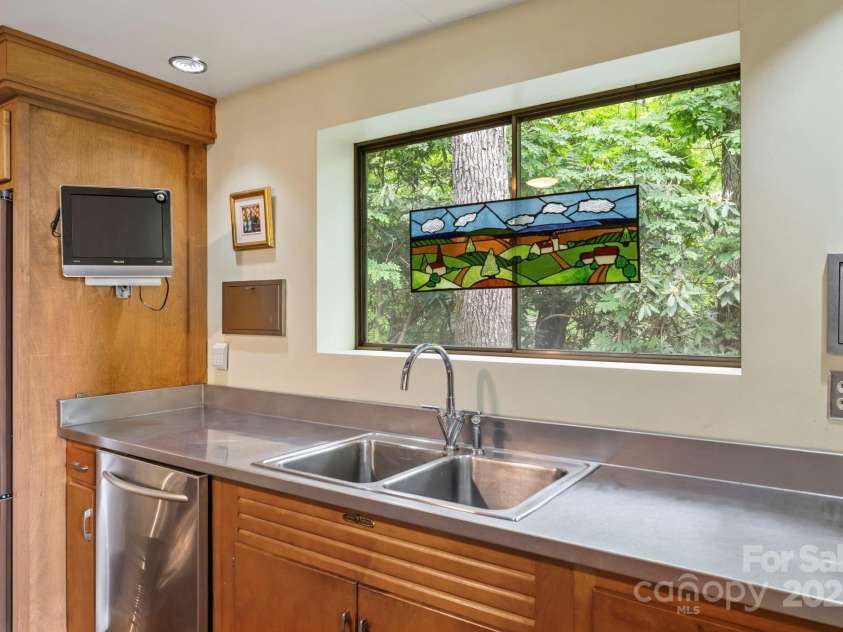 21 Rhododendron Road, Black Mountain, NC 28711.  MLS# CAR4266753, YatesRealty ID 29832. Kitchen