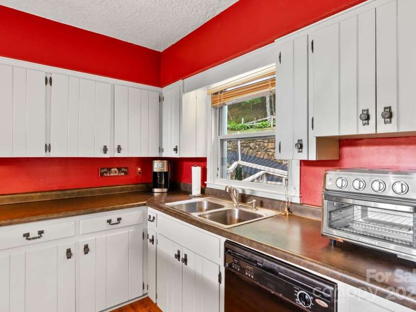 386 Country Club Drive, Canton, NC 28716.  MLS# CAR4272951, YatesRealty ID 29833. Kitchen