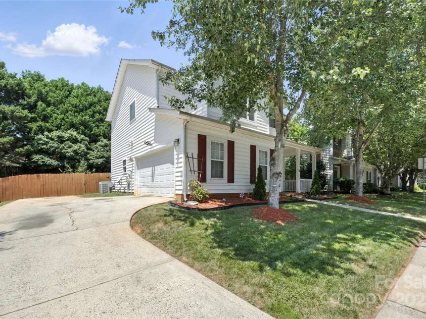 15263 Eric Kyle Drive, Huntersville, NC 28078.  MLS# CAR4278943, YatesRealty ID 29836. Driveway