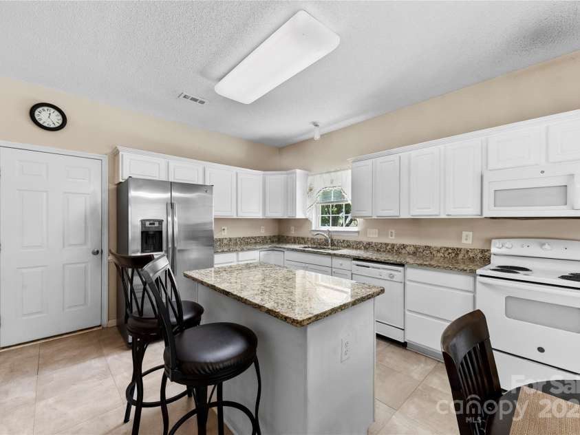 15263 Eric Kyle Drive, Huntersville, NC 28078.  MLS# CAR4278943, YatesRealty ID 29836. Kitchen