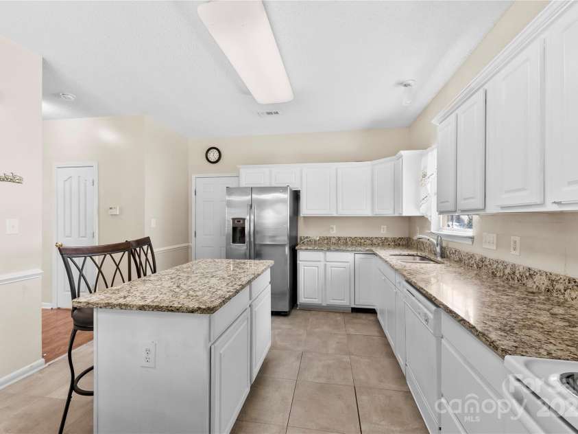 15263 Eric Kyle Drive, Huntersville, NC 28078.  MLS# CAR4278943, YatesRealty ID 29836. Kitchen