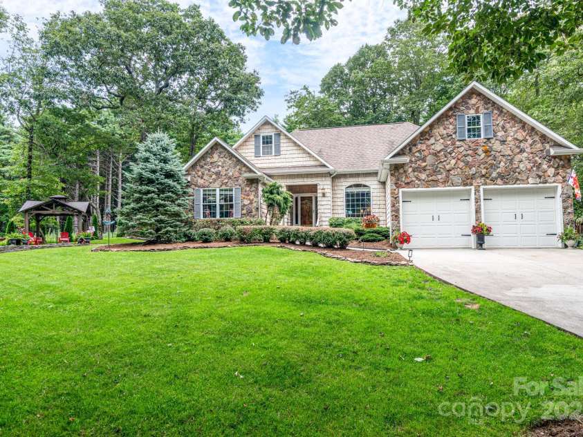 136 Fawn Lane, Roaring Gap, NC 28668.  MLS# CAR4285140, YatesRealty ID 29838. 