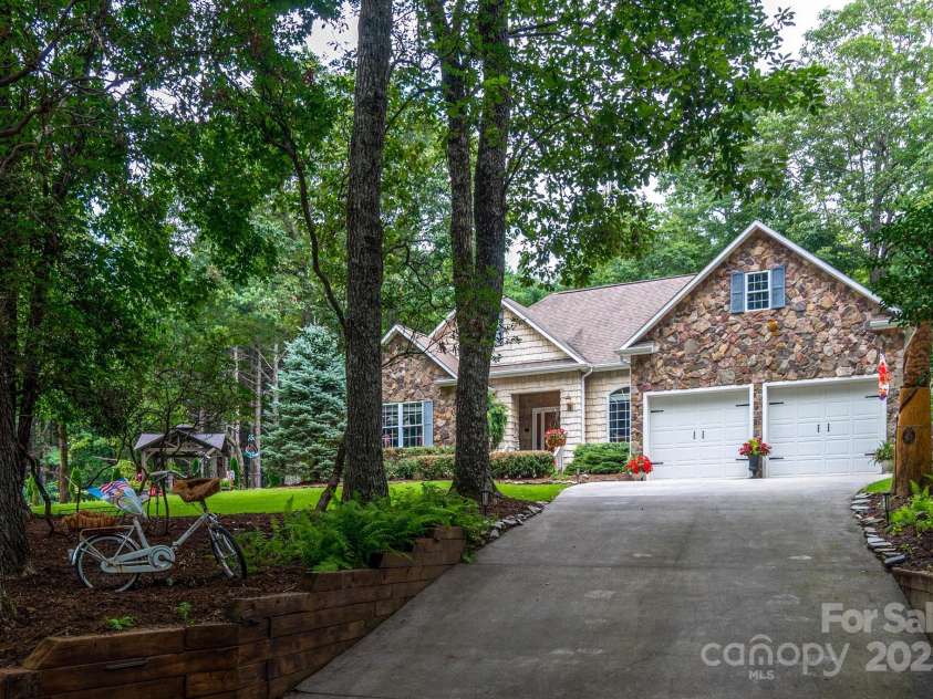 136 Fawn Lane, Roaring Gap, NC 28668.  MLS# CAR4285140, YatesRealty ID 29838. 