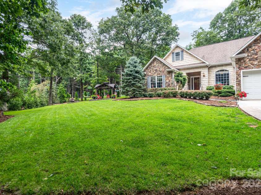 136 Fawn Lane, Roaring Gap, NC 28668.  MLS# CAR4285140, YatesRealty ID 29838. 