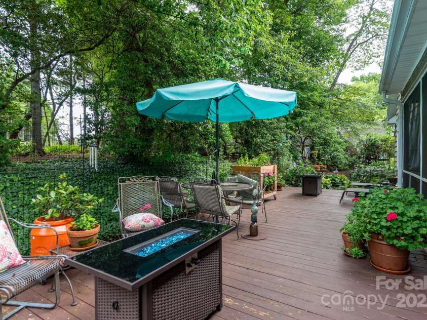 136 Fawn Lane, Roaring Gap, NC 28668.  MLS# CAR4285140, YatesRealty ID 29838. 