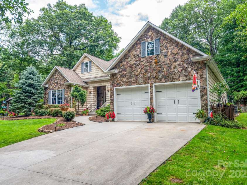 136 Fawn Lane, Roaring Gap, NC 28668.  MLS# CAR4285140, YatesRealty ID 29838. 