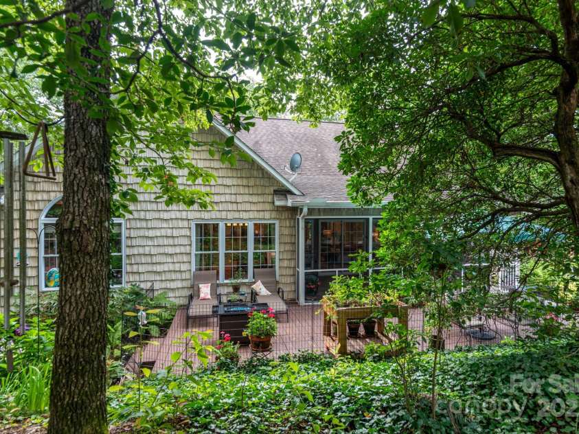 136 Fawn Lane, Roaring Gap, NC 28668.  MLS# CAR4285140, YatesRealty ID 29838. 