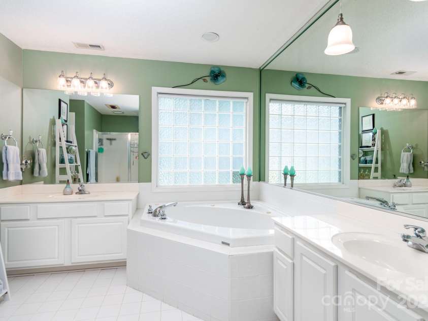 136 Fawn Lane, Roaring Gap, NC 28668.  MLS# CAR4285140, YatesRealty ID 29838. Primary Bathroom with dual vanities and jetted tub