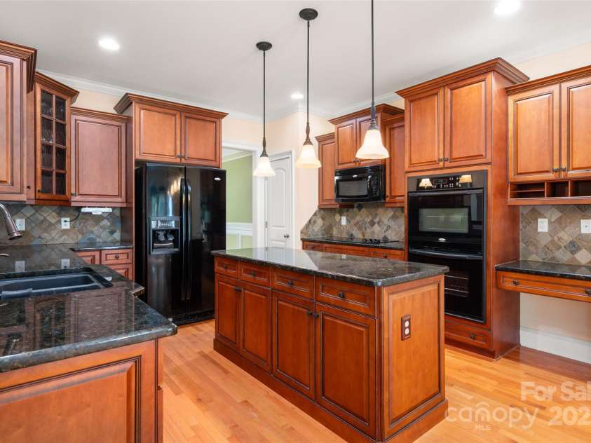 19800 Wooden Tee Drive, Davidson, NC 28036.  MLS# CAR4286937, YatesRealty ID 29839. 