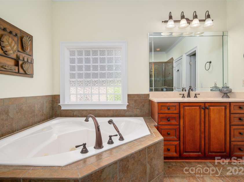 19800 Wooden Tee Drive, Davidson, NC 28036.  MLS# CAR4286937, YatesRealty ID 29839. 