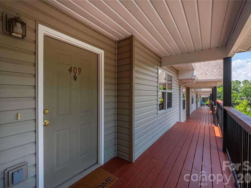 409 Carlyle Way, Asheville, NC 28803.  MLS# CAR4392265, YatesRealty ID 29842. 