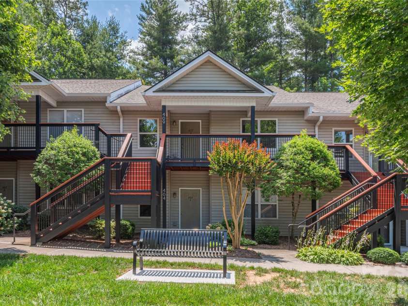 409 Carlyle Way, Asheville, NC 28803.  MLS# CAR4392265, YatesRealty ID 29842. Well-kept upper floor condo