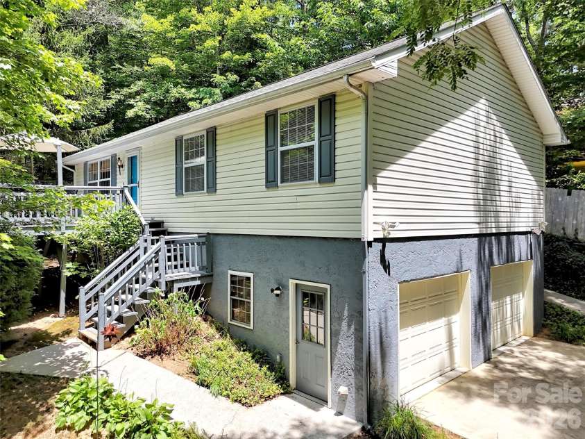 330 Sleepy Hollow Drive, Waynesville, NC 28785.  MLS# CAR4390850, YatesRealty ID 29849. 