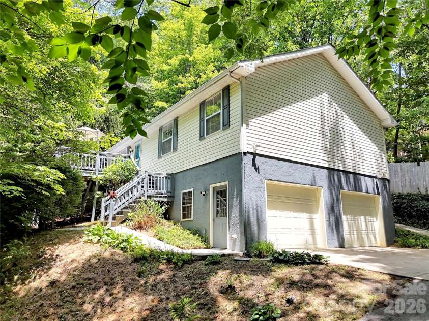 330 Sleepy Hollow Drive, Waynesville, NC 28785.  MLS# CAR4390850, YatesRealty ID 29849. 