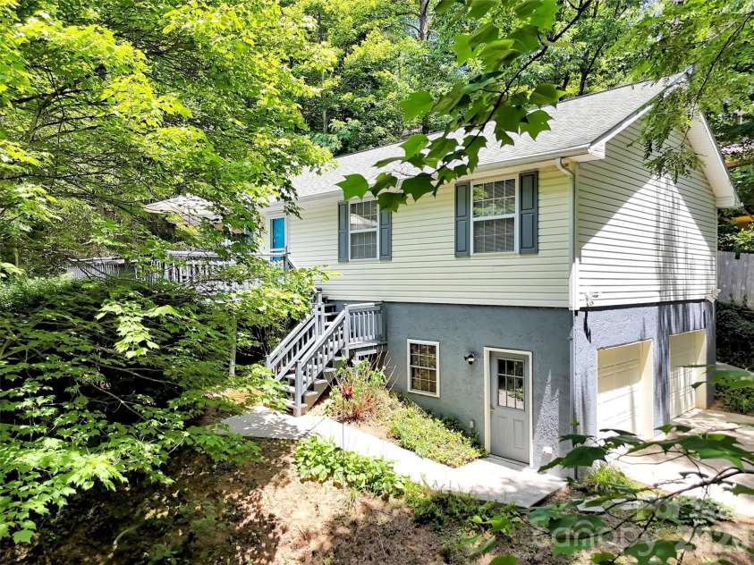 330 Sleepy Hollow Drive, Waynesville, NC 28785.  MLS# CAR4390850, YatesRealty ID 29849. 