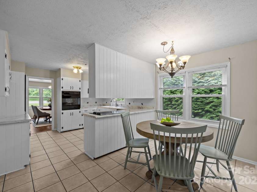 90 Knob Hill Road, Asheville, NC 28806.  MLS# CAR4265903, YatesRealty ID 29849. 