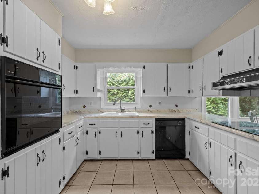 90 Knob Hill Road, Asheville, NC 28806.  MLS# CAR4265903, YatesRealty ID 29849. 