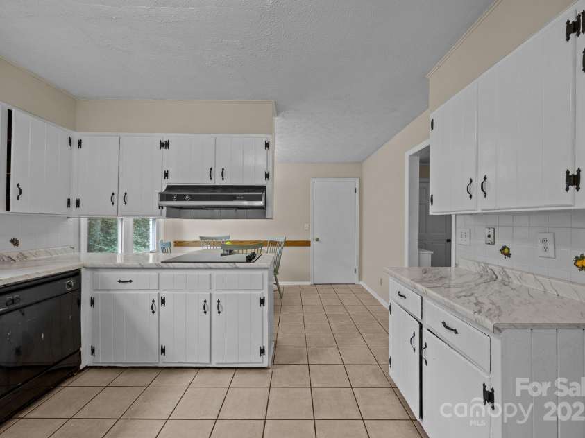 90 Knob Hill Road, Asheville, NC 28806.  MLS# CAR4265903, YatesRealty ID 29849. 