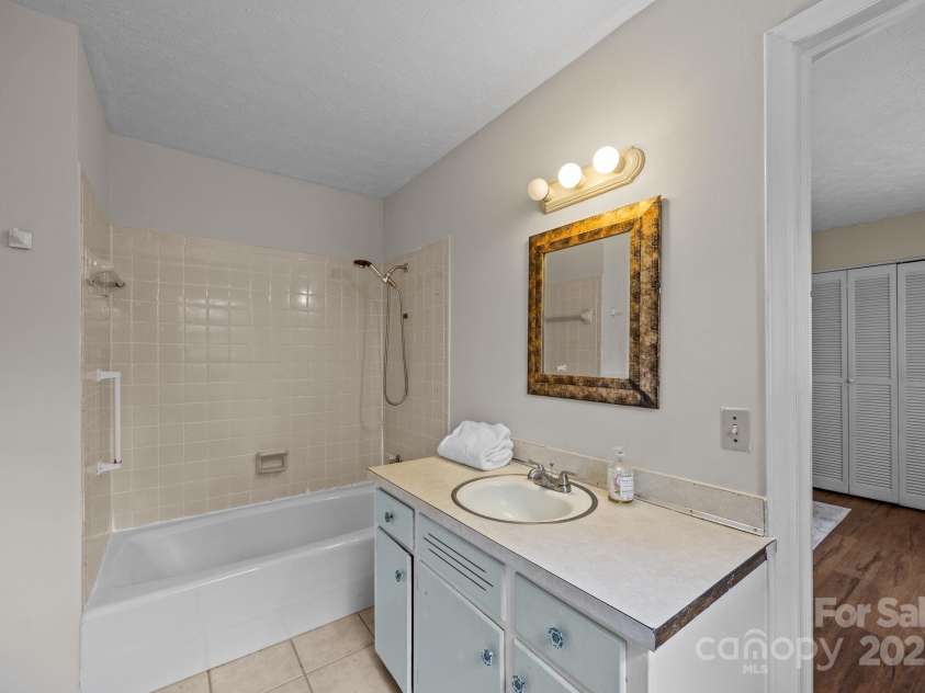 90 Knob Hill Road, Asheville, NC 28806.  MLS# CAR4265903, YatesRealty ID 29849. 