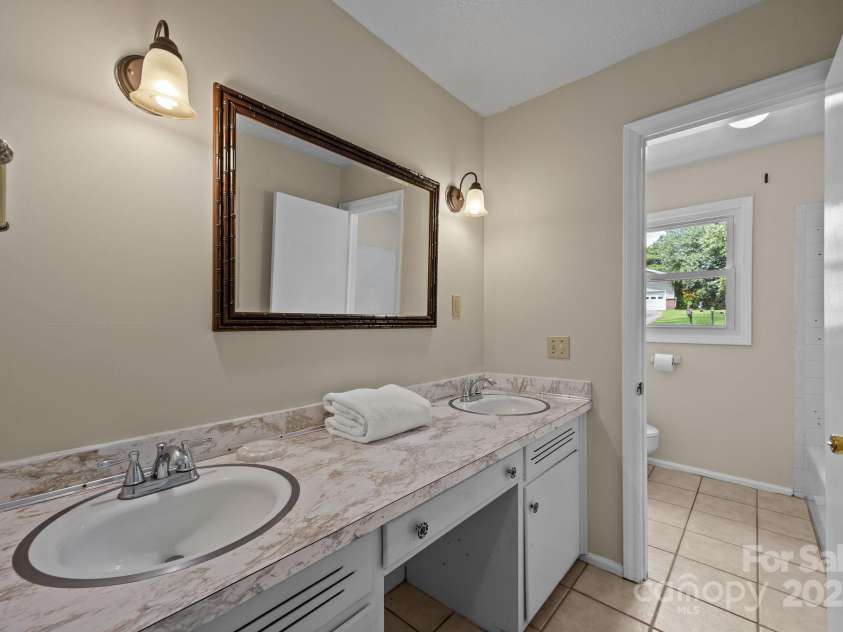 90 Knob Hill Road, Asheville, NC 28806.  MLS# CAR4265903, YatesRealty ID 29849. 