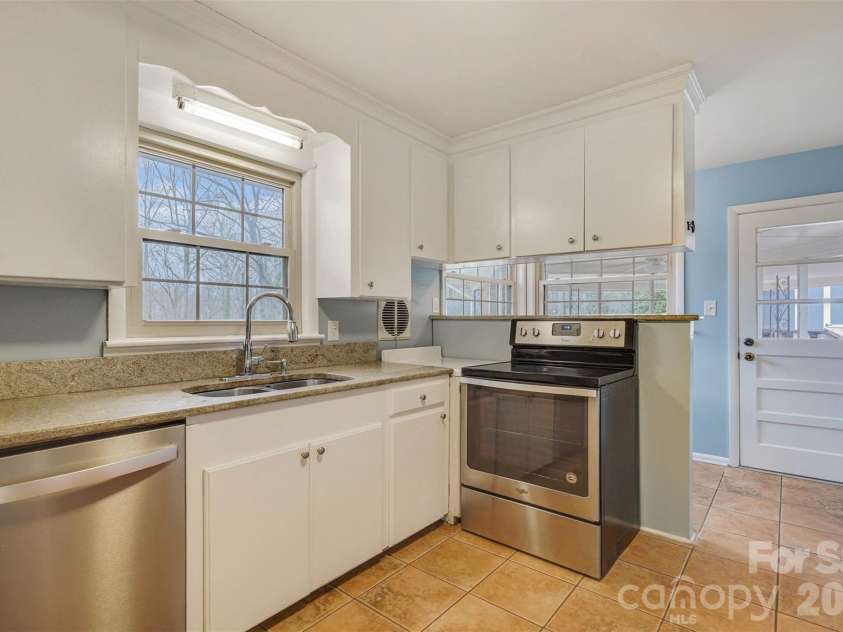 811 Parkwood Road, Shelby, NC 28150.  MLS# CAR4351663, YatesRealty ID 2985. ...bright white solid wood cabinets, and granite countertops.