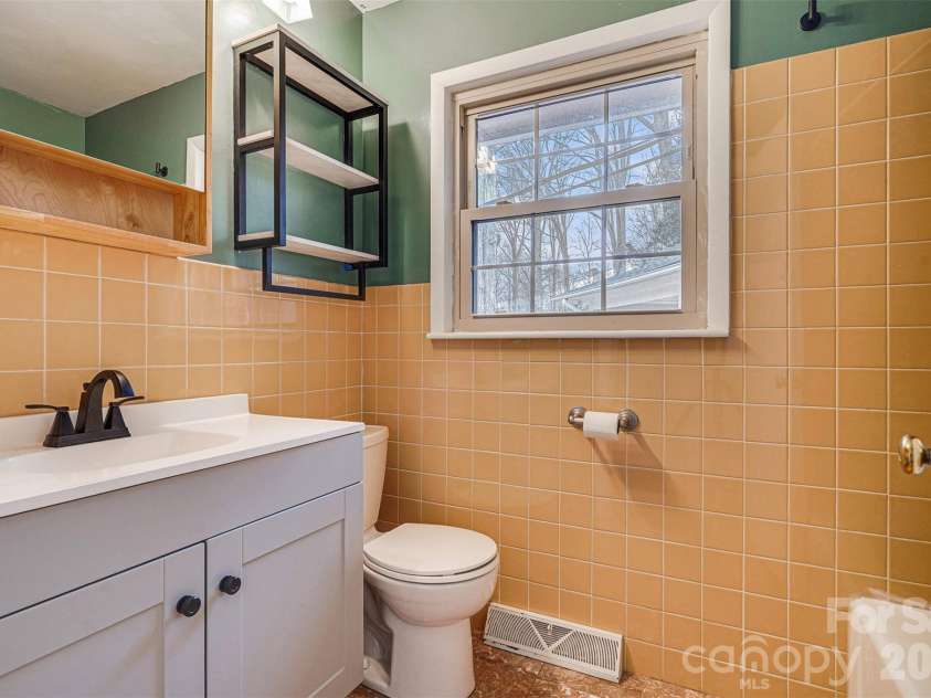 811 Parkwood Road, Shelby, NC 28150.  MLS# CAR4351663, YatesRealty ID 2985. En-suite bathroom in primary
