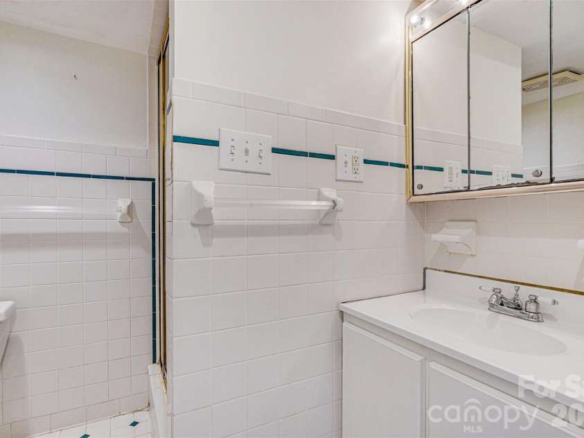 811 Parkwood Road, Shelby, NC 28150.  MLS# CAR4351663, YatesRealty ID 2985. There is a full bath in the finished basement.