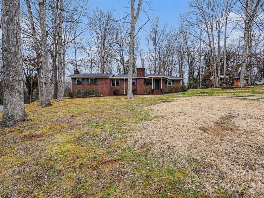 811 Parkwood Road, Shelby, NC 28150.  MLS# CAR4351663, YatesRealty ID 2985. This lovely brick ranch is situated on a large corner lot.