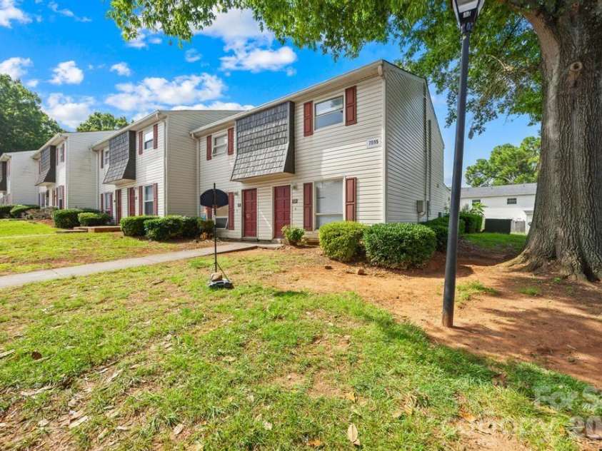 7915 Oak Meadow Court, Charlotte, NC 28210.  MLS# CAR4390774, YatesRealty ID 29851. 