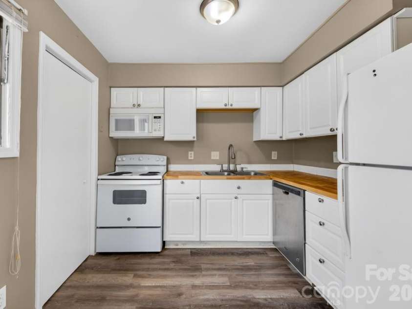 7915 Oak Meadow Court, Charlotte, NC 28210.  MLS# CAR4390774, YatesRealty ID 29851. 