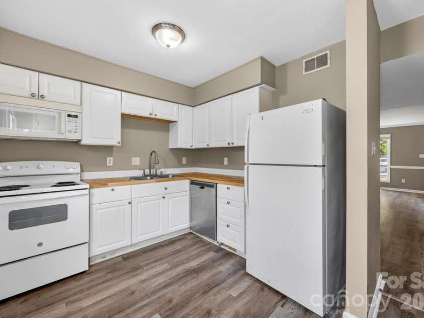7915 Oak Meadow Court, Charlotte, NC 28210.  MLS# CAR4390774, YatesRealty ID 29851. 