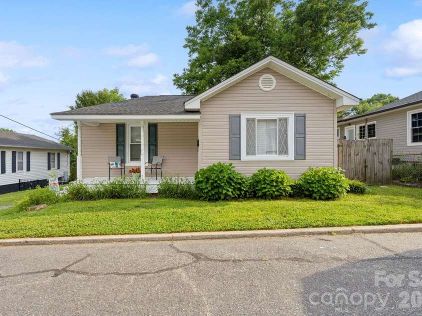 497 Washington Street, Cramerton, NC 28032.  MLS# CAR4391840, YatesRealty ID 29854. 