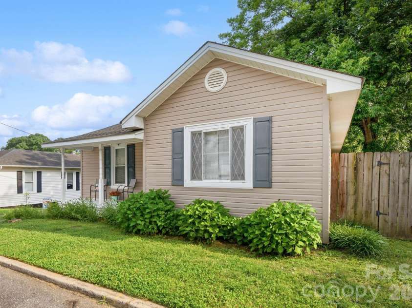 497 Washington Street, Cramerton, NC 28032.  MLS# CAR4391840, YatesRealty ID 29854. 