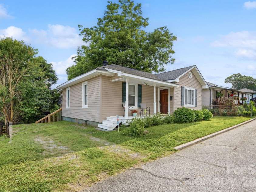497 Washington Street, Cramerton, NC 28032.  MLS# CAR4391840, YatesRealty ID 29854. 