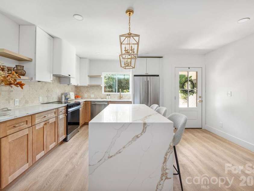 911 Woodlawn Road, Charlotte, NC 28209.  MLS# CAR4380203, YatesRealty ID 29857. 