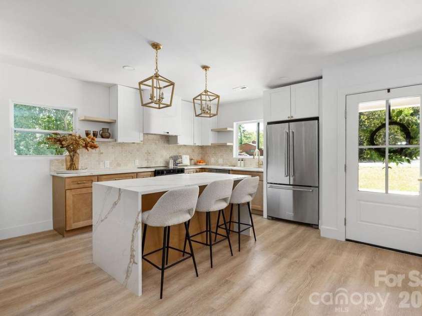911 Woodlawn Road, Charlotte, NC 28209.  MLS# CAR4380203, YatesRealty ID 29857. 