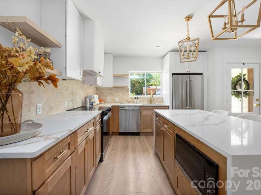 911 Woodlawn Road, Charlotte, NC 28209.  MLS# CAR4380203, YatesRealty ID 29857. 