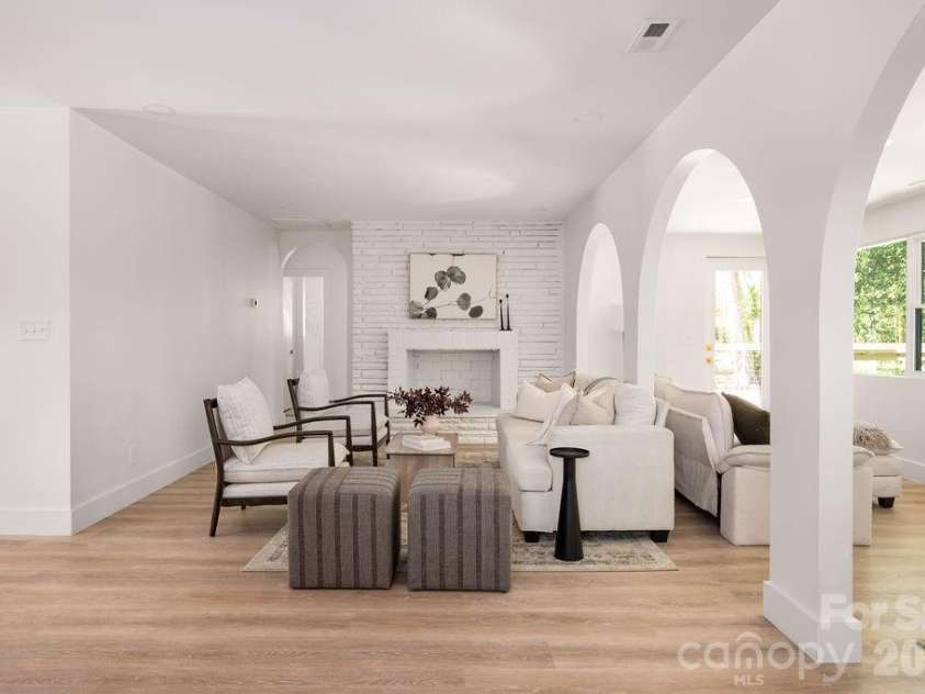 911 Woodlawn Road, Charlotte, NC 28209.  MLS# CAR4380203, YatesRealty ID 29857. 